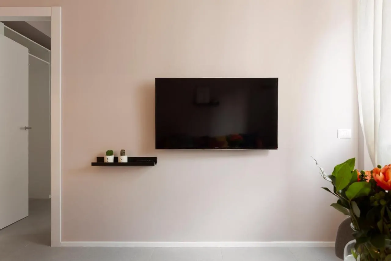 Bilocale Aleardi Apartment Milan Italy